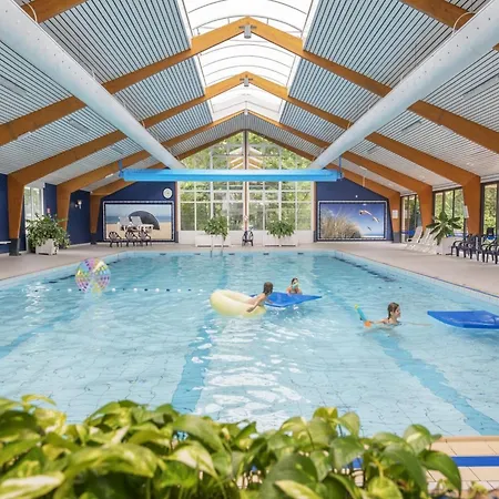 بيت للعطل Near Dutch With Pool