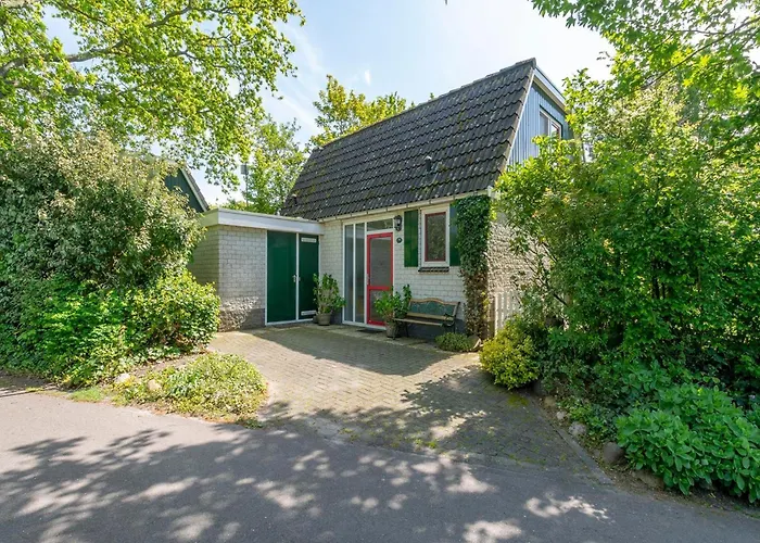 Semesterbostad Near Dutch With Pool Sint Maartensvlotbrug