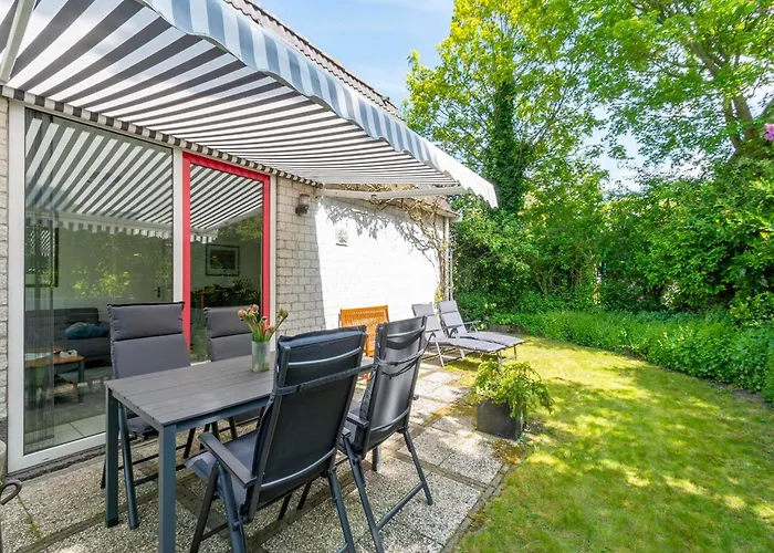 Near Dutch With Pool Semesterbostad